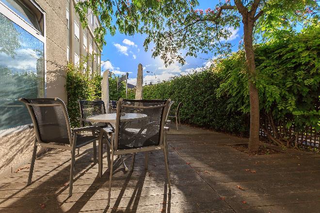 terraza residencia mayores el mirador sanitas