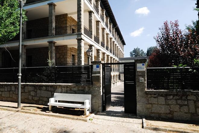 entrada residencia mayores guadarrama