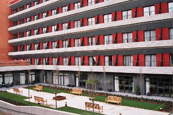 fachada sanitas mayores les corts
