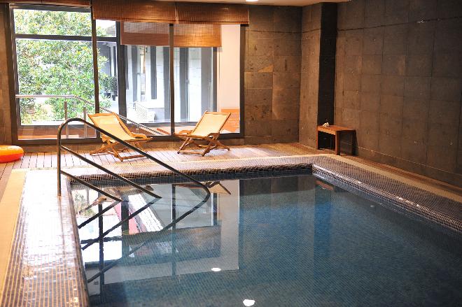 piscina residencia mayores les corts