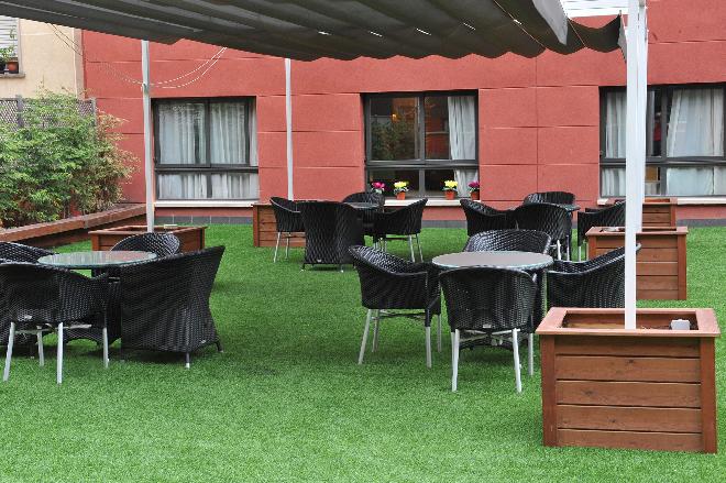 terraza residencia mayores les corts