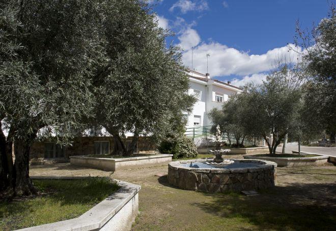 edificio con fuente residencia mayores almenara