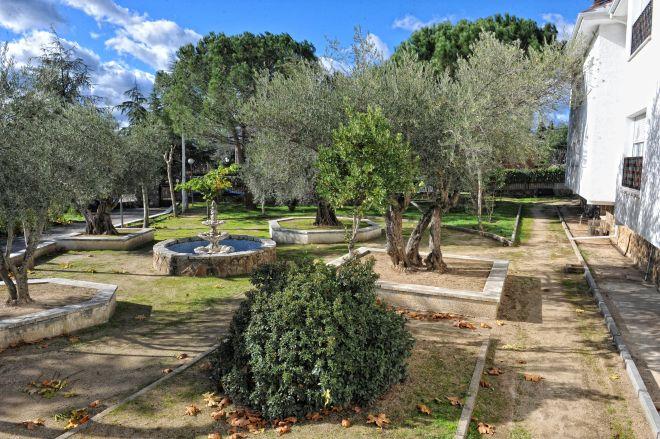 residencia mayores sanitas almenara jardin