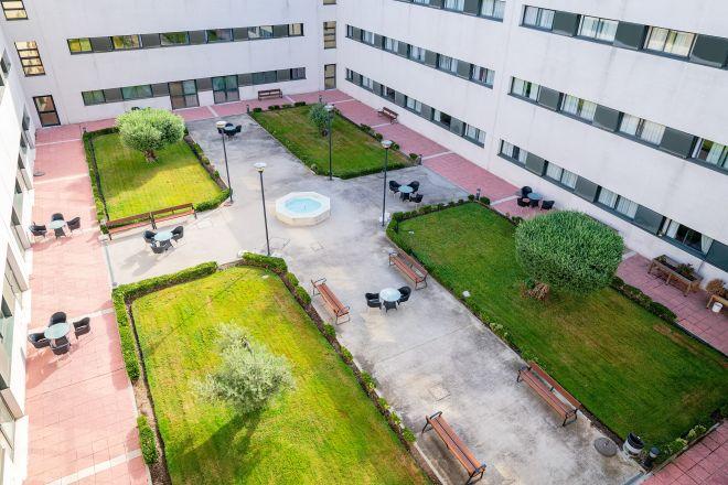 patio interior residencia mayores getafe sanitas