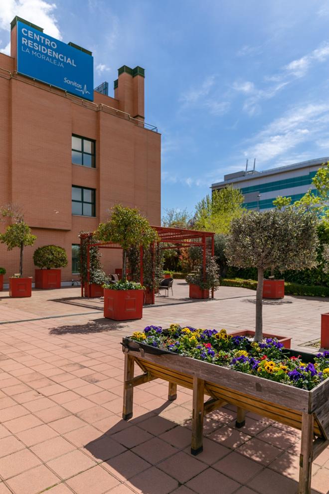 terraza exterior residencia mayores la moraleja