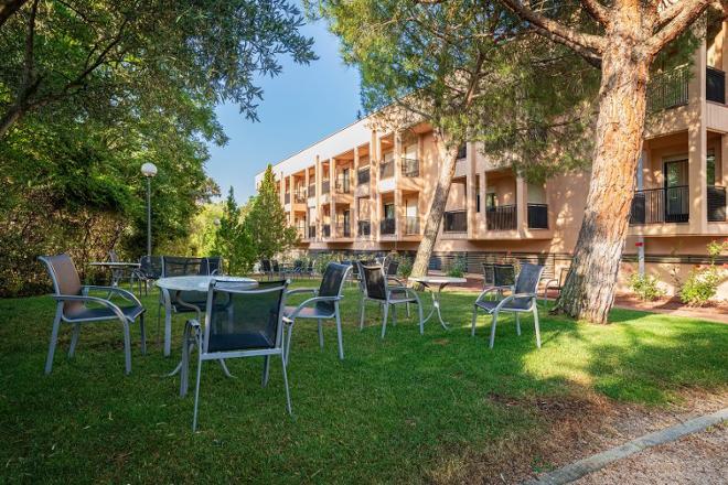 jardin trasero residencia mayores sanitas las rozas