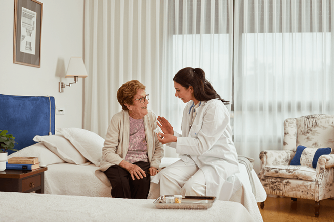 Los médicos cerca y a disposición de los mayores